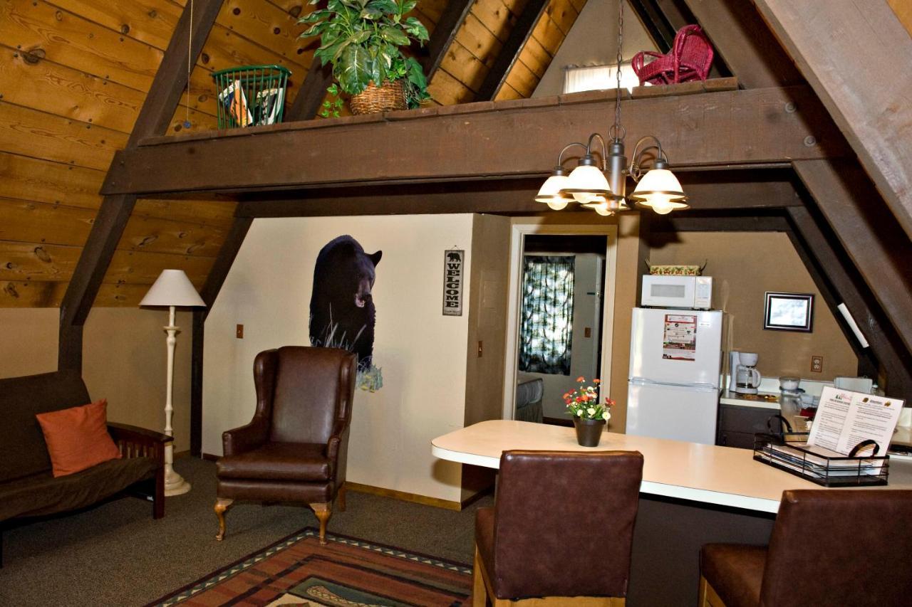 Cabins On Strawberry Hill Hotel Pine Exterior photo