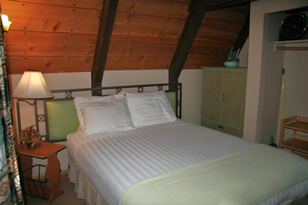 Cabins On Strawberry Hill Hotel Pine Exterior photo